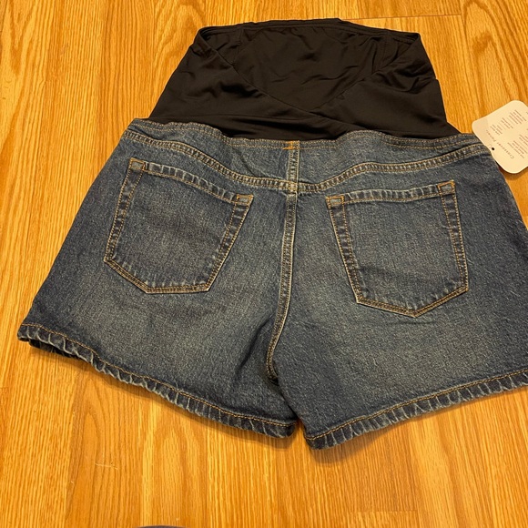 Isabel maternity shorts with crossover panel - Picture 3 of 5